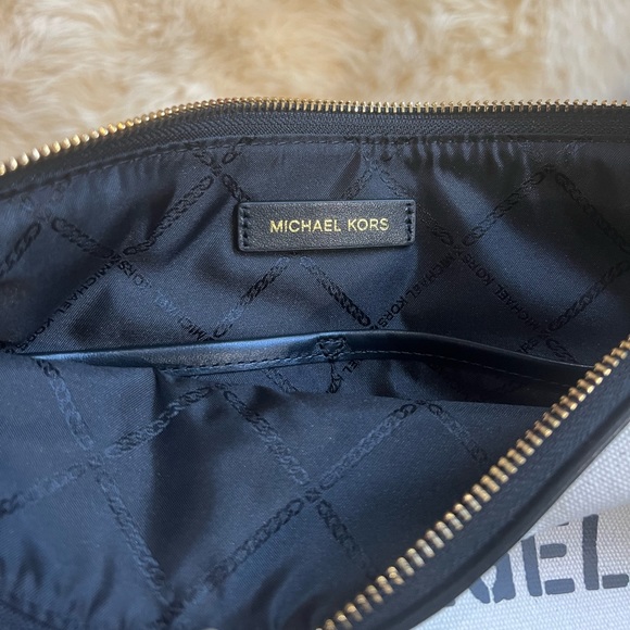 MICHAEL KORS LARGE WRISLET - Picture 9 of 9
